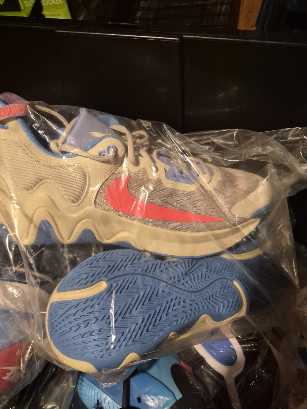 Nike Mens Wave-Style Sneakers in Beige, Light Blue and Red